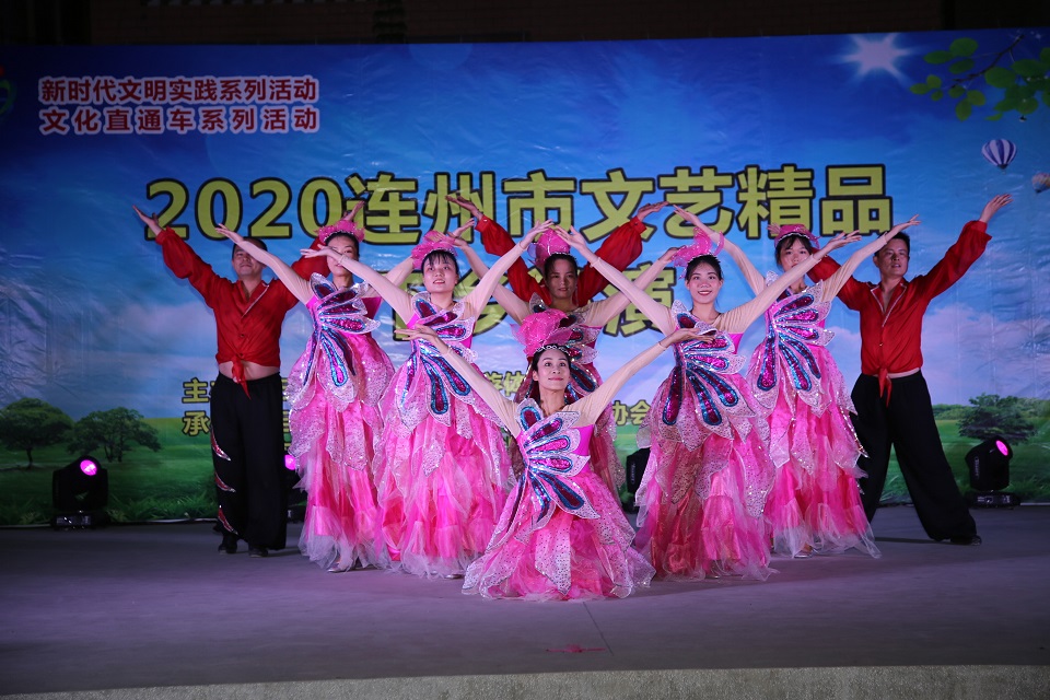 活動時間：2020年8月6-20日 活動地點(diǎn)：連州市十二鎮(zhèn)鄉(xiāng)文化廣場  服務(wù)單位：連州市文化館志愿服務(wù)隊(duì) 服務(wù)對象：連州市各鎮(zhèn)鄉(xiāng)群眾 服務(wù)內(nèi)容：連州市2020年文藝精品送戲下鄉(xiāng)演出 活動名稱： 連州市新時代文明實(shí)踐系列活動—2020連州市文藝精品巡演  (7).JPG