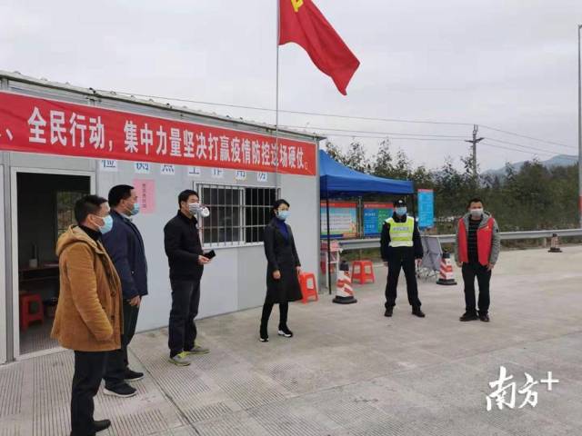 譚麗在西岸指導(dǎo)疫情防控宣傳工作。