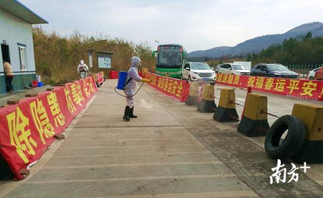 對(duì)省交界鳳頭嶺檢測(cè)點(diǎn)進(jìn)行消毒。