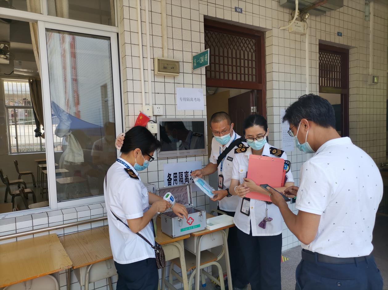連州市衛(wèi)生監(jiān)督所監(jiān)督員對連州中學考場備用隔離考場的設(shè)置和防疫備用物資情況進行監(jiān)督檢查.jpg