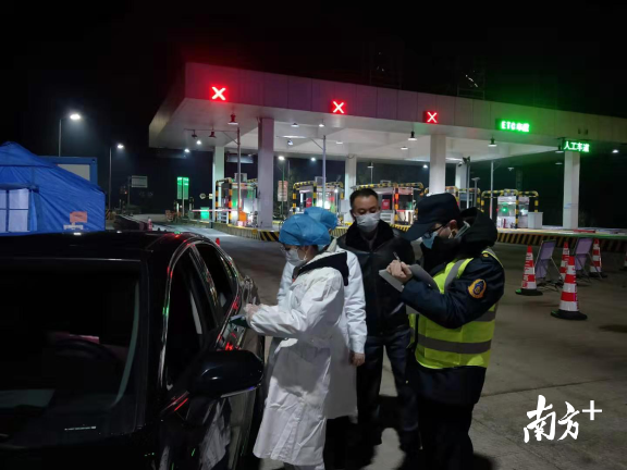 醫(yī)務(wù)、交警等人員在防控點(diǎn)24小時(shí)值守。