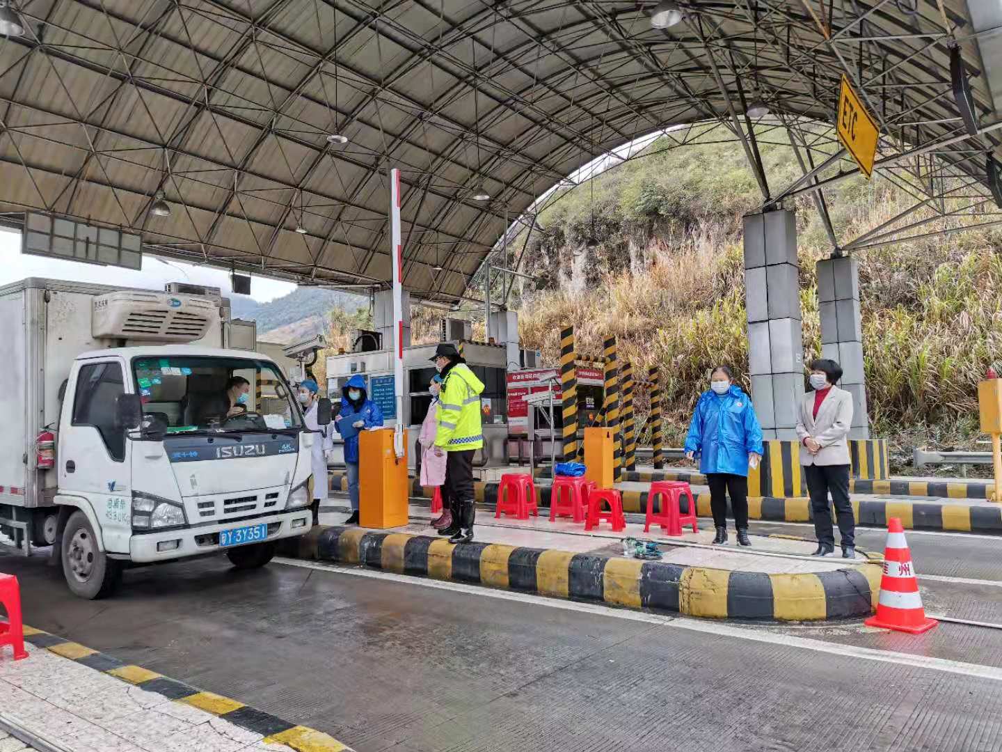 水足塘檢查站：值守人員對過往車輛、人員進行排查