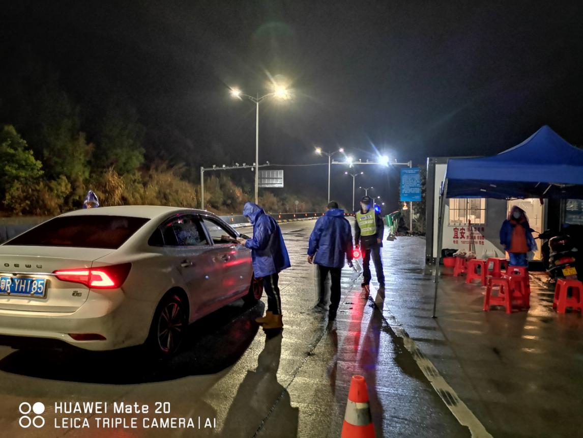 值守人員對過往車輛、人員進行排查