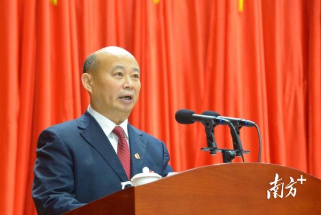 市政協(xié)黨組成員、副主席陳儀寧向大會報告五年來提案工作情況。張曉欣 攝