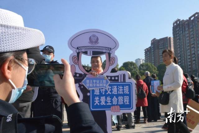 市民留影。張曉欣 攝