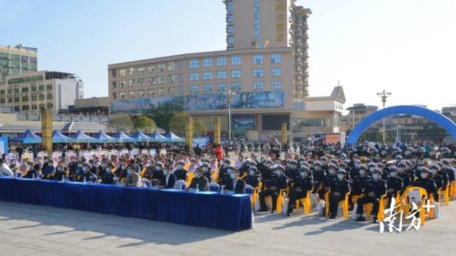相關(guān)政府機(jī)關(guān)單位、行業(yè)代表、師生代表、市民群眾等參加活動(dòng)。張曉欣 攝