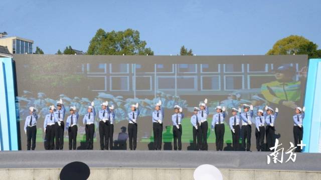 少年交警手勢(shì)操表演。張曉欣 攝