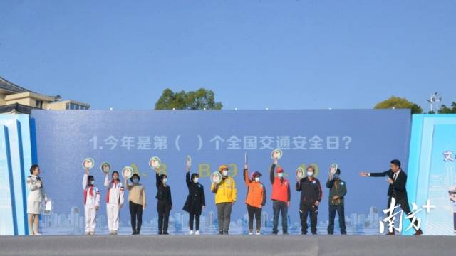 觀(guān)眾互動(dòng)有獎(jiǎng)問(wèn)答環(huán)節(jié)。張曉欣 攝