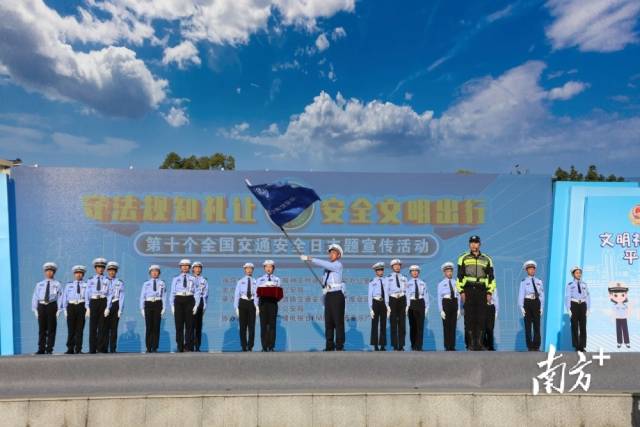 少年交警隊(duì)授旗儀式。廖劍鋒 攝