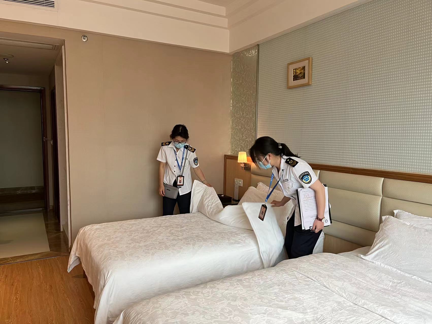 連州市衛(wèi)生監(jiān)督所執(zhí)法人員對公共用品用具清洗、消毒、保潔情況進行檢查.jpg