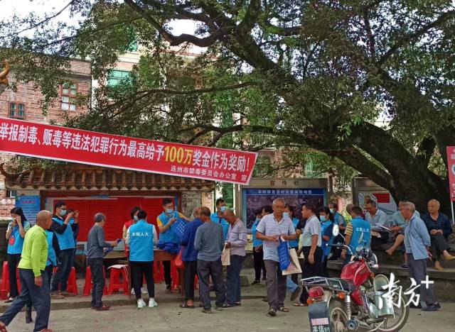豐陽鎮(zhèn)人大代表在夏湟村的榕樹下舉行“微講堂”，用當(dāng)?shù)胤窖韵蛉罕娭v述毒品危害。通訊員供圖