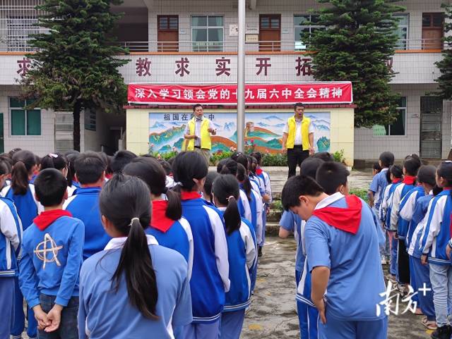 九陂鎮(zhèn)各中小學校開展未成年人防溺水安全教育宣傳。
