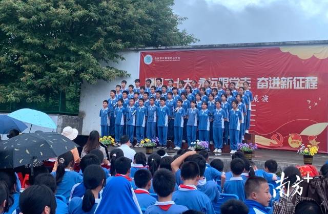 九陂鎮(zhèn)中心學(xué)校開展藝術(shù)展演活動(dòng)。