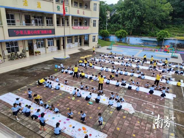 九陂鎮(zhèn)中心幼兒園開展“少年兒童心向黨”主題繪畫大賽。