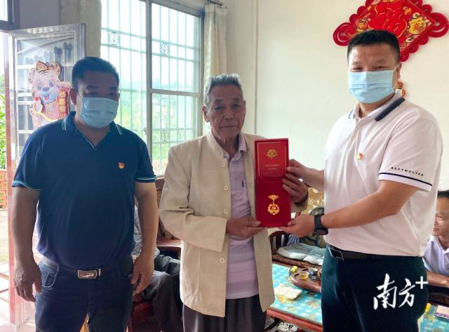 走訪慰問老黨員，并送上“光榮在黨50年”紀念章。