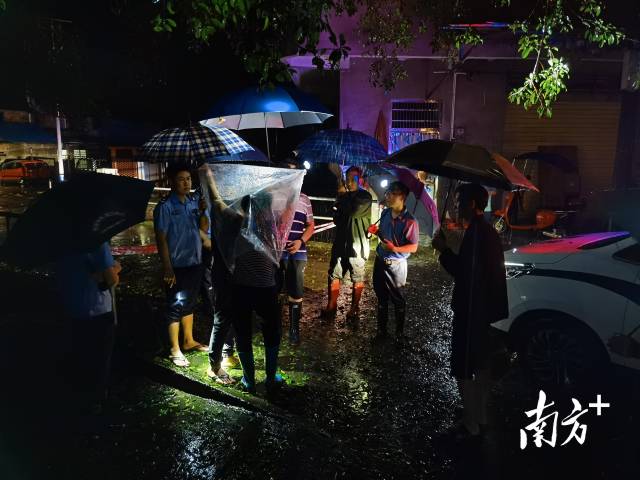22日凌晨5時(shí)，轉(zhuǎn)移受困群眾。