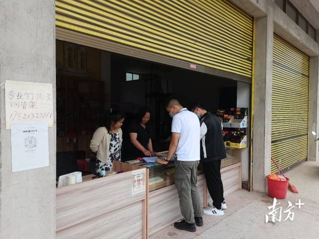 執(zhí)法人員給商家細(xì)致解釋政策。