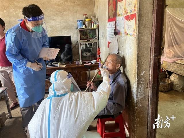 組織力量入戶(hù)檢測(cè)，全力推進(jìn)“應(yīng)檢盡檢”。