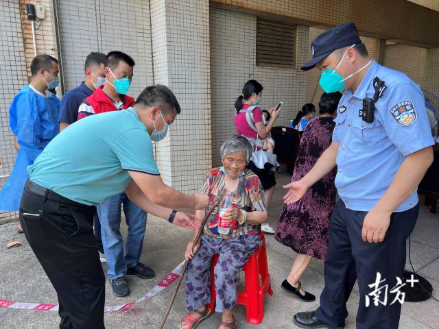 連州市委常委、副市長(zhǎng)、九陂鎮(zhèn)黨委書(shū)記綦鴻偉在核酸檢測(cè)現(xiàn)場(chǎng)協(xié)助老人參加核酸檢測(cè)，為老人做好防暑措施。
