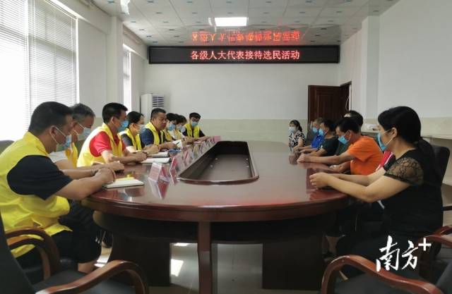 九陂鎮(zhèn)組織各級人大代表開展統(tǒng)一接待選民日活動。
