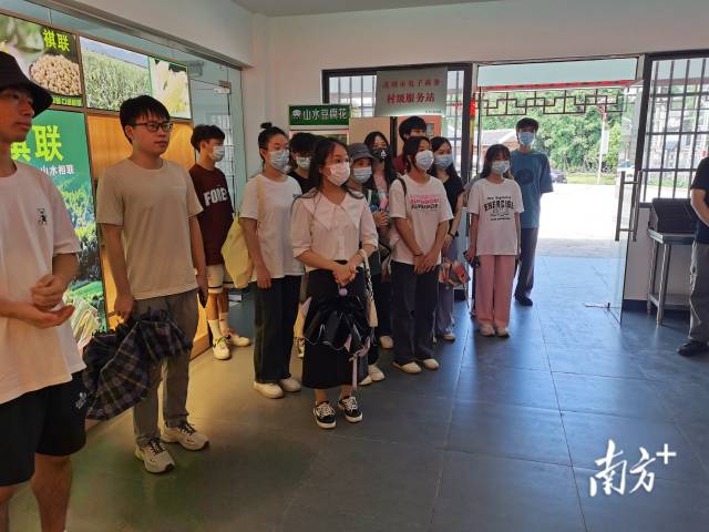 大學(xué)生們實(shí)地參觀了解家鄉(xiāng)經(jīng)濟(jì)發(fā)展。