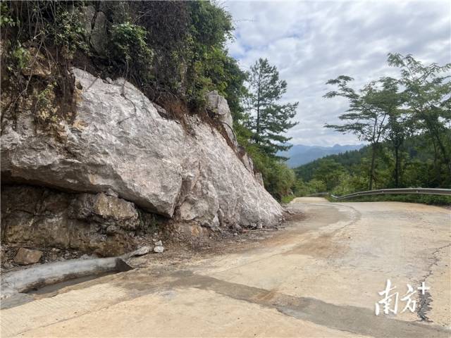 山石被清理后，道路此處的視野變得很是開闊。
