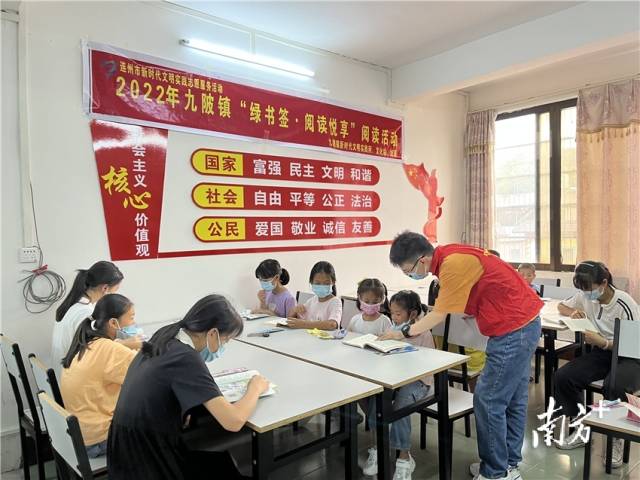 共讀一本好書。