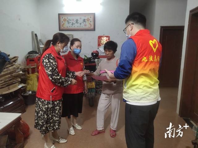 進(jìn)村入戶開展森林防滅火宣傳。