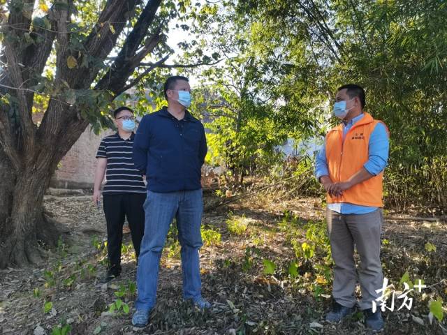 綦鴻偉到雙塘村實地督查森林防火工作。