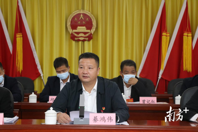 連州市委常委、副市長、九陂鎮(zhèn)黨委書記綦鴻偉作講話。