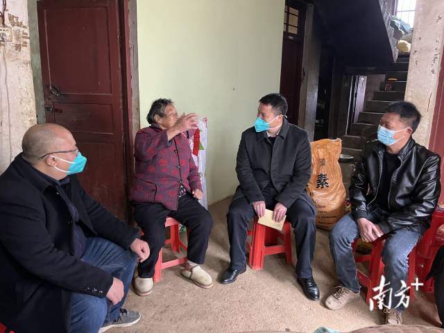 慰問老黨員。