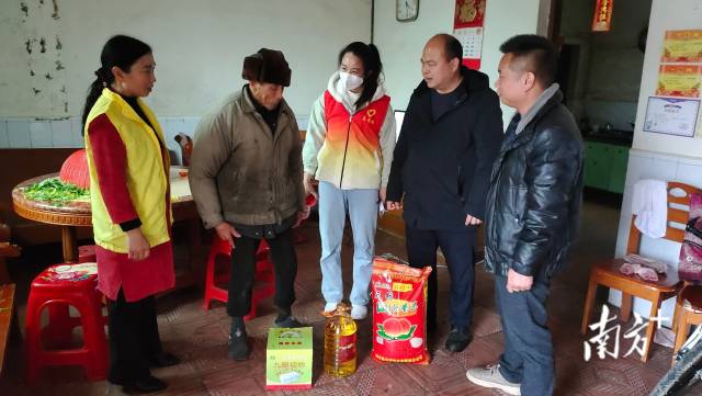 參與走訪慰問送溫暖活動(dòng)。