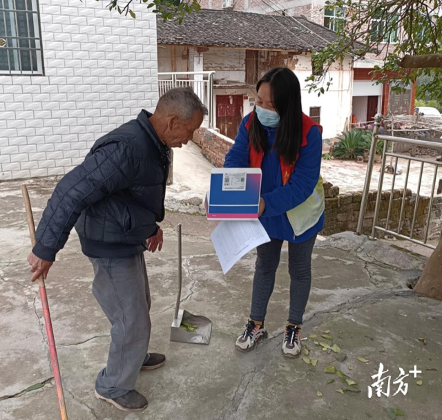 送上防疫健康包。