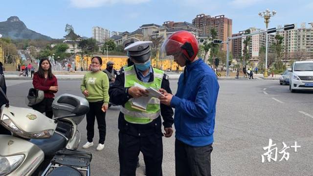1日，連州交警上路展開專項整治。