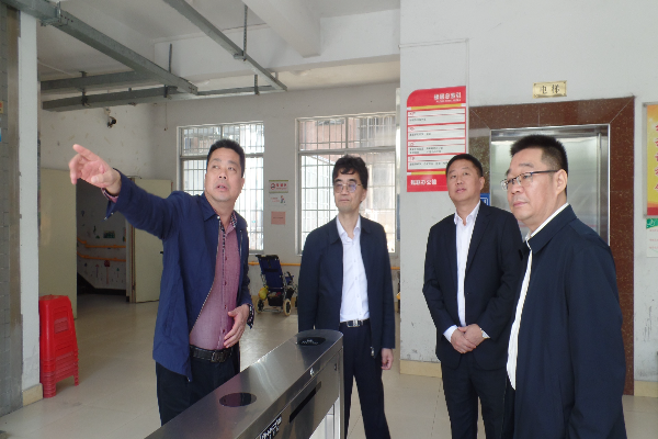 圖為2023年11月28日連州市殘聯(lián)向廣東省殘聯(lián)黨組書記、理事長陳學軍（右二）介紹連州市殘疾人服務設施情況.JPG