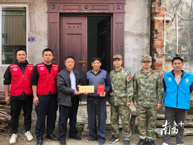 連州九陂鎮(zhèn)把現(xiàn)役軍人父母贍養(yǎng)政策送到新兵家中。