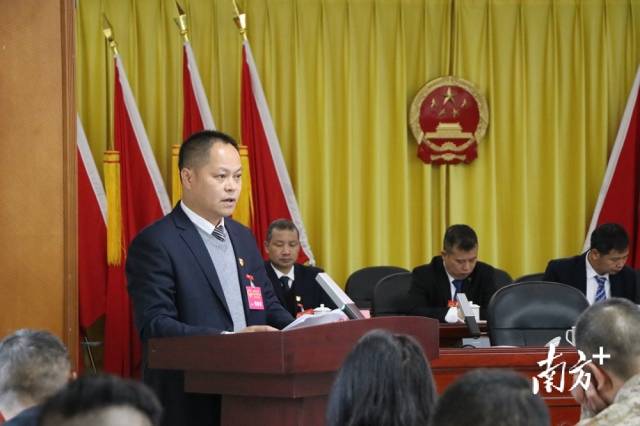 鄭劍鋒向大會(huì)作九陂鎮(zhèn)人民政府工作報(bào)告。