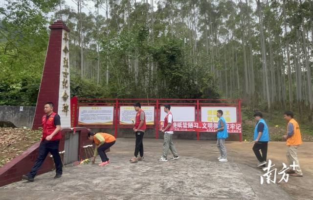 敬獻(xiàn)鮮花。