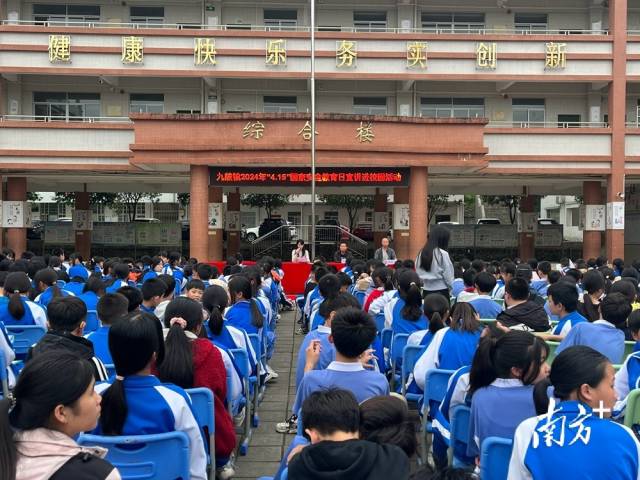 進校園宣講。