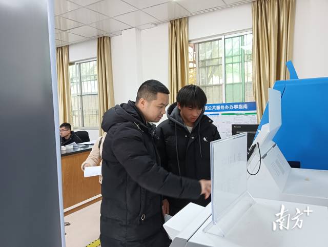 辦事群眾在粵智助進行兵役登記。