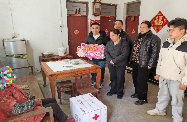 在第72屆“世界防治麻風病日”暨第38屆“中國麻風節(jié)”到來之際 ，為表達對麻風病愈后患者的關懷，弘揚人道主義精神，16日上午，連州市殘聯(lián)匯同衛(wèi)健、民政、紅會、慢病院開展慰問活動，為我市轄區(qū)內的麻風病愈后患者送去物質關懷與精神慰籍。工作人員一行與愈后患者親切交談，仔細詢問他們的身體狀況和生活情況 ，耐心傾聽他們的心聲，鼓勵他們保持積極樂觀的生活態(tài)度。.jpg