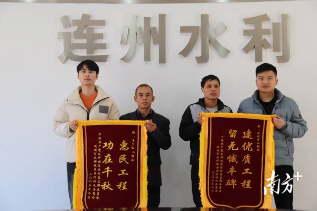 市水利局收到龍坪鎮(zhèn)黃芒村、墾區(qū)村村支書一行代表村組贈送的兩面錦旗。