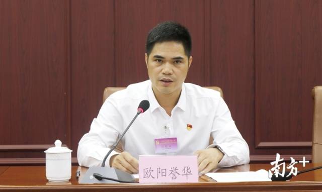 連州市委常委、市紀(jì)委書(shū)記、市監(jiān)委主任歐陽(yáng)譽(yù)華代表市紀(jì)委常委會(huì)作工作報(bào)告。段燦 攝
